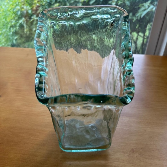 Unusual squared glass flowing water vase or crock - Picture 2 of 7